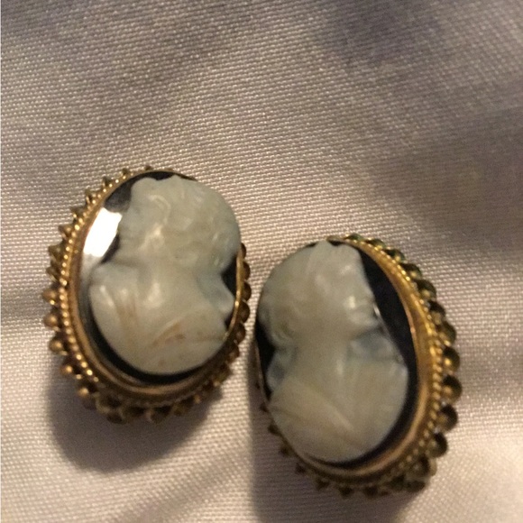 Vintage cameo clip on earrings - Picture 3 of 6
